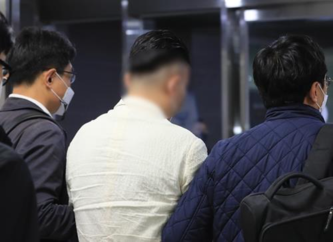 2022년 11월 제주공항 도착한 '145억원 증발' 제주 카지노 사건 피의자. (사진=연합뉴스)