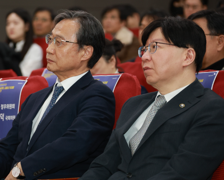 유동수 (왼쪽) 국회의원_(사진=의원실)