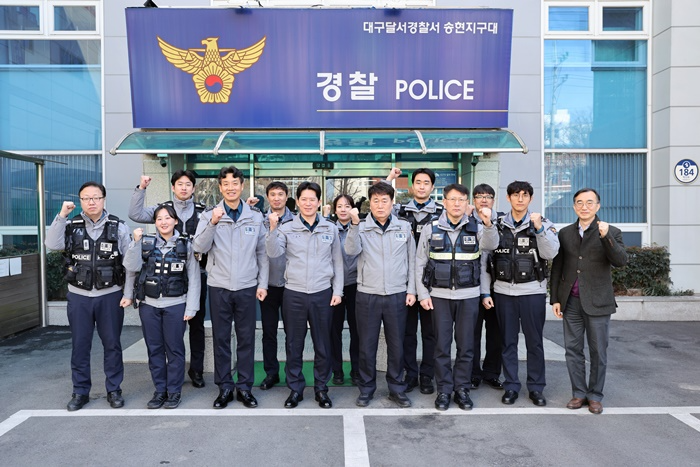 대구경찰청장이 송현지구대 치안현장방문 기념촬영.(사진제공=대구경찰청)