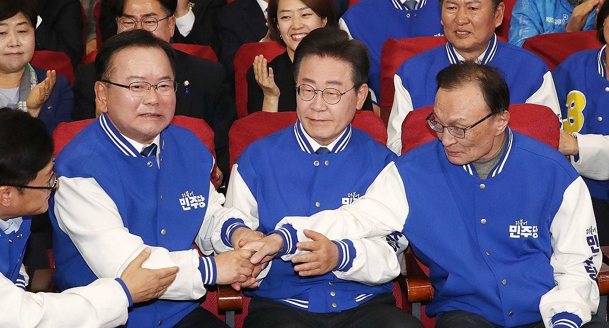 F제22대 국회의원선거(총선) 민주당 개표 상황실에서 함께 자리한 이재명 대표, 이해찬·김부겸 당시 상임공동선거대책위원장(사진=연합뉴스)