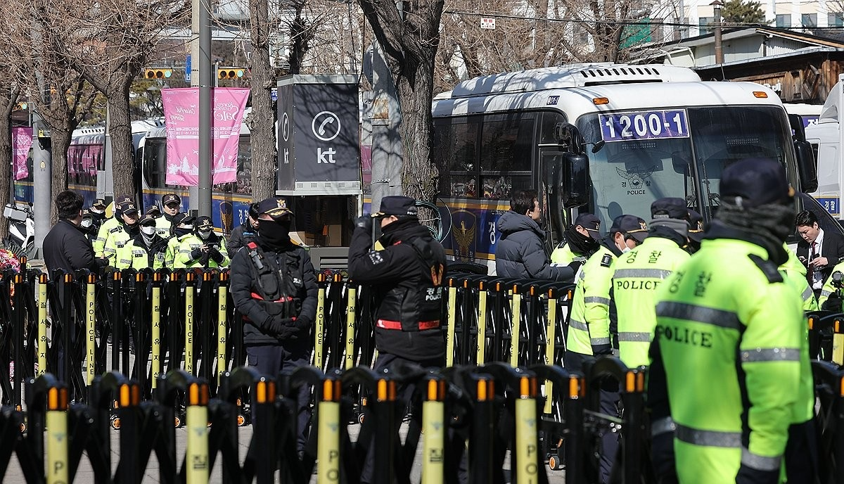 헌재 앞 경비(사진=연합뉴스)