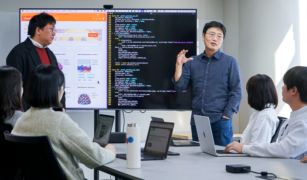 신정규 래블업 대표와 임직원이 MWC 2025 전시 참가 준비를 위해 회의를 하고 있는 모습. 사진=SK텔레콤