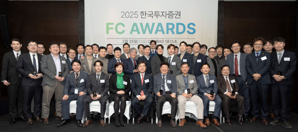 박재현 개인고객그룹장(앞줄 왼쪽에서 4번째)과 한국투자증권 FC들이 25일 열린 행사에서 기념사진을 촬영하고 있다. 사진=한국투자증권