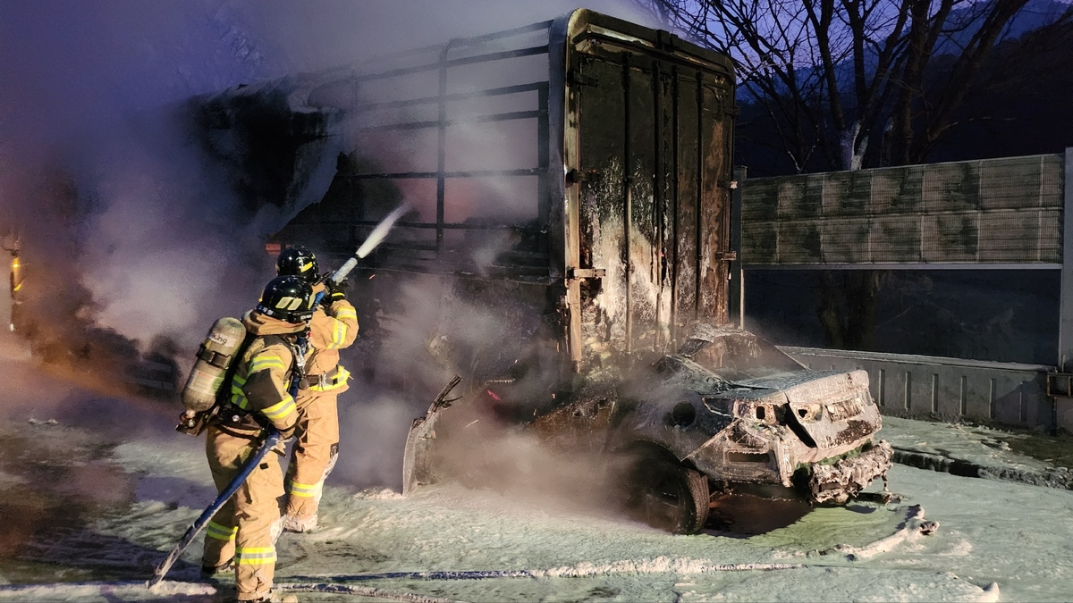 차량 화재 진화하는 소방(사진=연합뉴스)