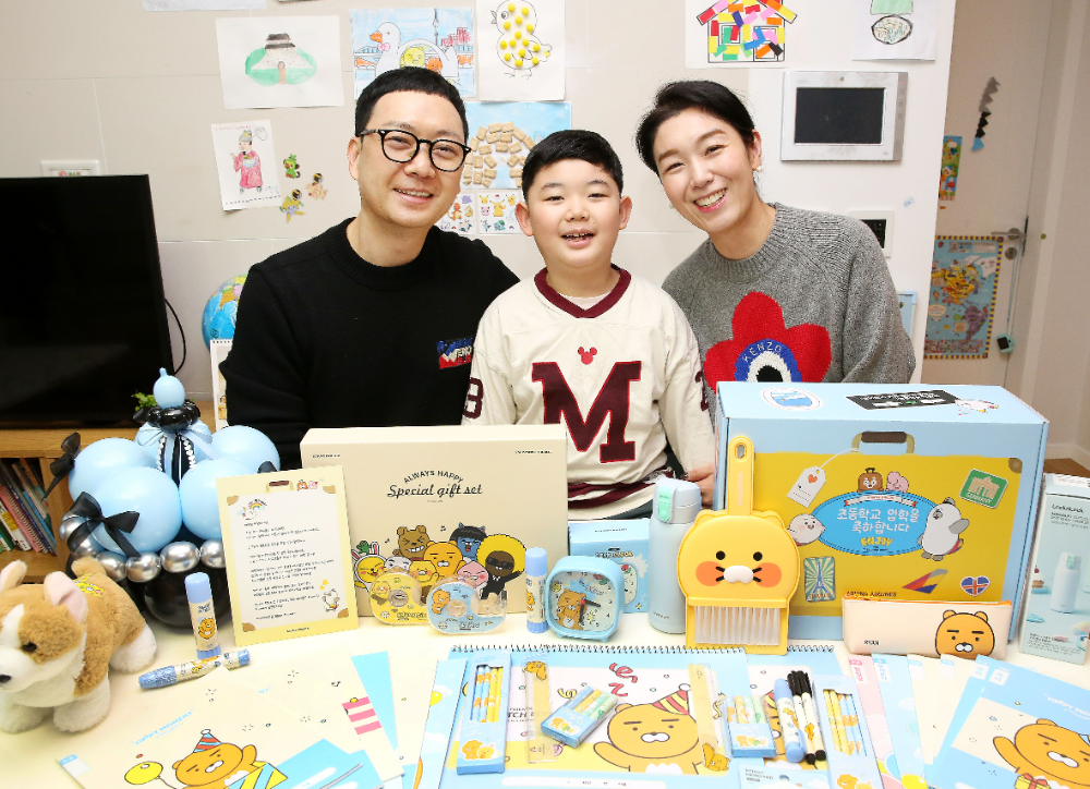 아시아나항공이 초등학교 입학을 앞둔 직원 자녀들에게 축하선물을 전달했다.(사진=아시아나항공)