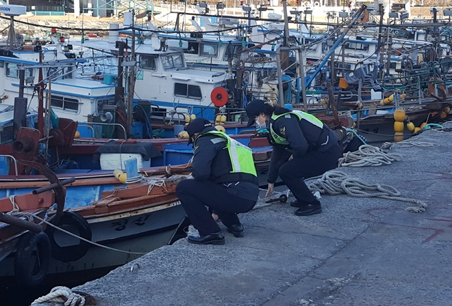부산해경 경찰관들이 기상악화 대비 선박 계류상태를 점검하고 있다.(제공=부산해양경찰서)