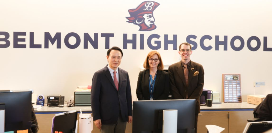 임태희 경기도교육감(좌쯕)이 미국 하버드대 특강을 마치고 기념촬영을 하고 있다.