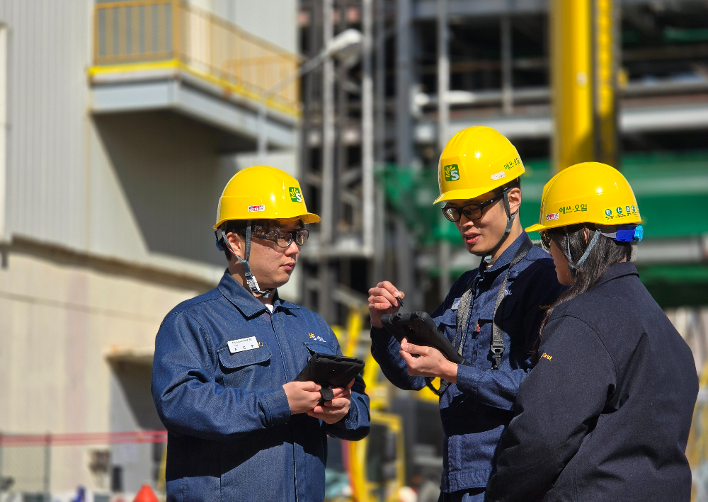 에쓰오일 직원들이 온산공장에서 방폭태블릿으로 PSORMS 전자작업허가 업무를 수행하며 작업현장 위험성을 파악해 관리하고 있다.(사진=에쓰오일)