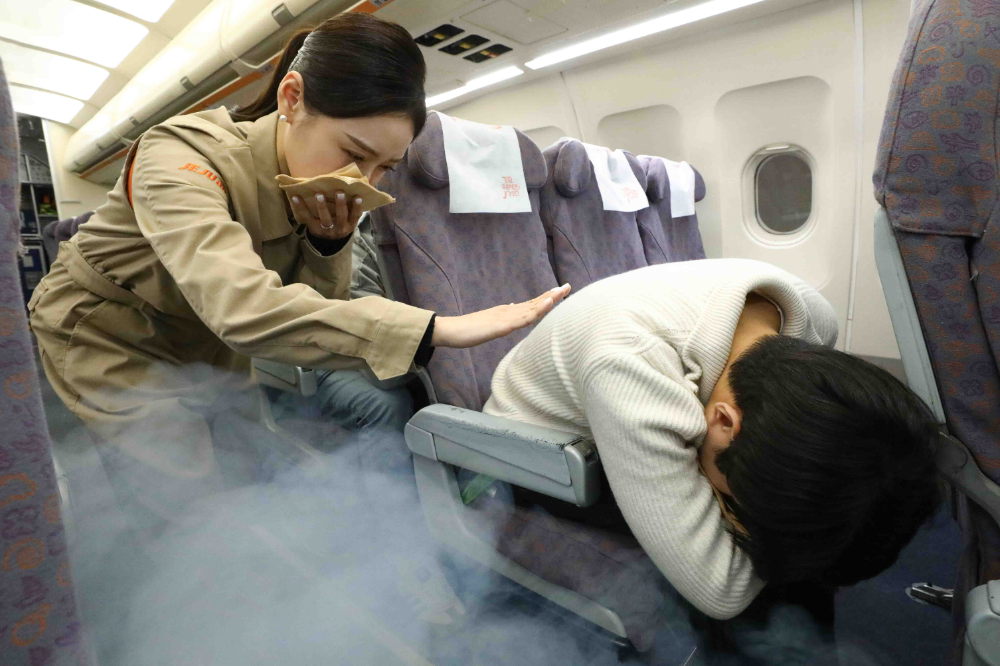 제주항공 객실승무원들이 3월 4일 객실훈련센터에서 기내 화재를 대비한 화재 진압 및 승객 안전 확보 훈련을 하고 있다.(사진=제주항공)