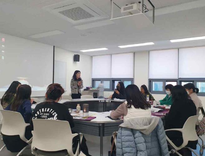 재능나눔 프로그램 ‘슬기로운 타로생활’에서 강의하는 모습