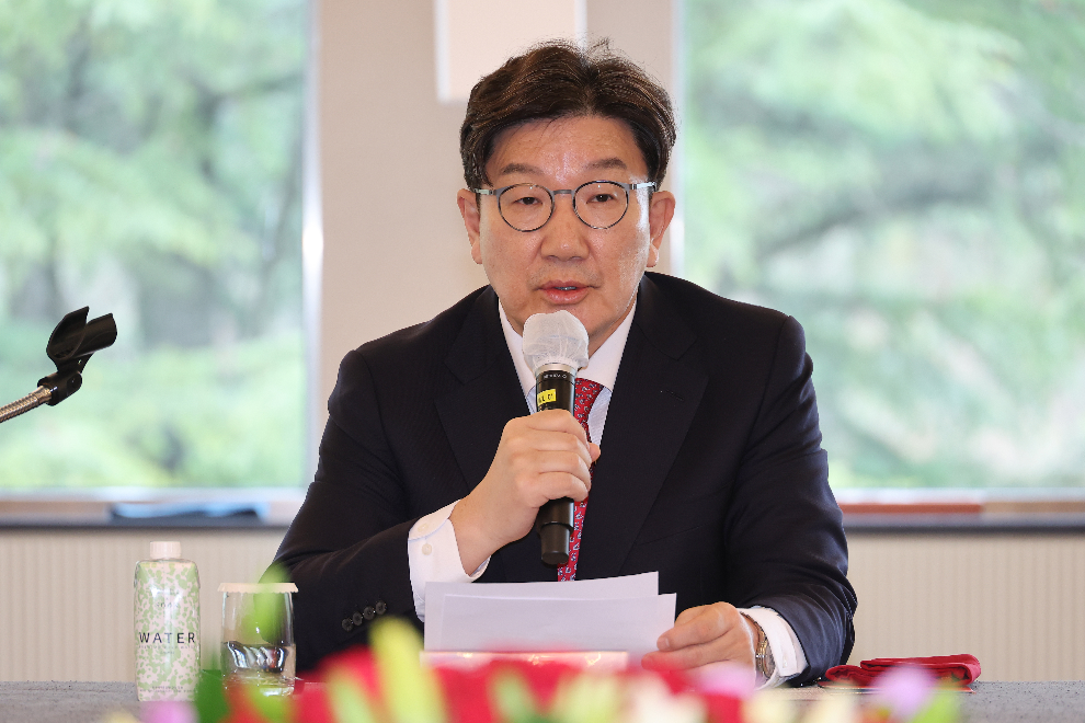 철강 산업 위기 극복을 위한 현장 간담회에 참석한 권성동 원내대표(사진=연합뉴스)