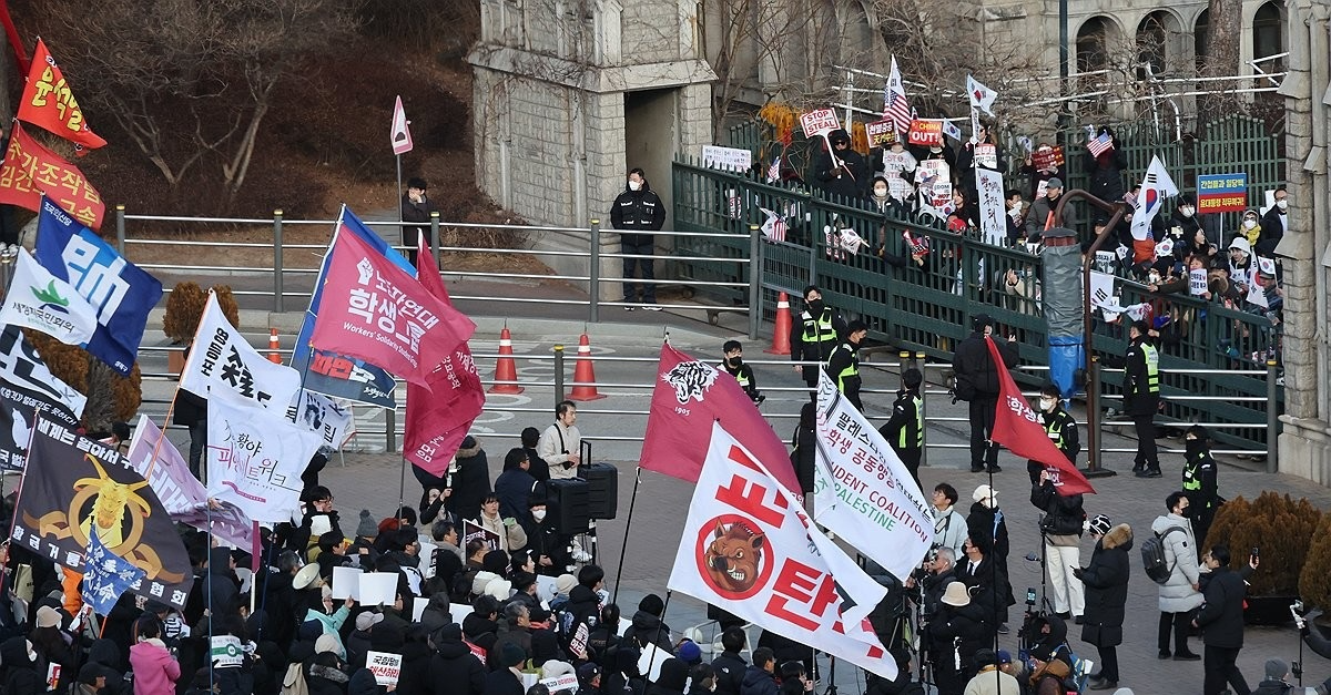 서울 성북구 고려대에서 교문 안팎으로 탄핵 찬반집회가 열리고 있다.(사진=연합뉴스)