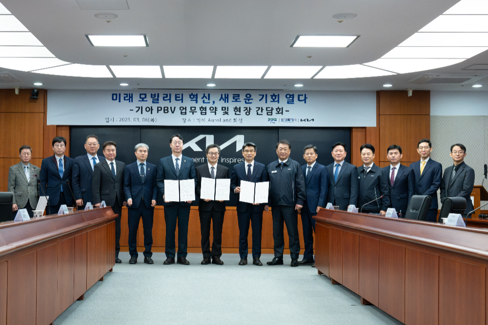 (왼쪽부터) 정명근 화성특례시장, 김동연 경기도지사, 기아 송호성 사장이 기념 사진을 촬영하는 모습.(사진=기아)