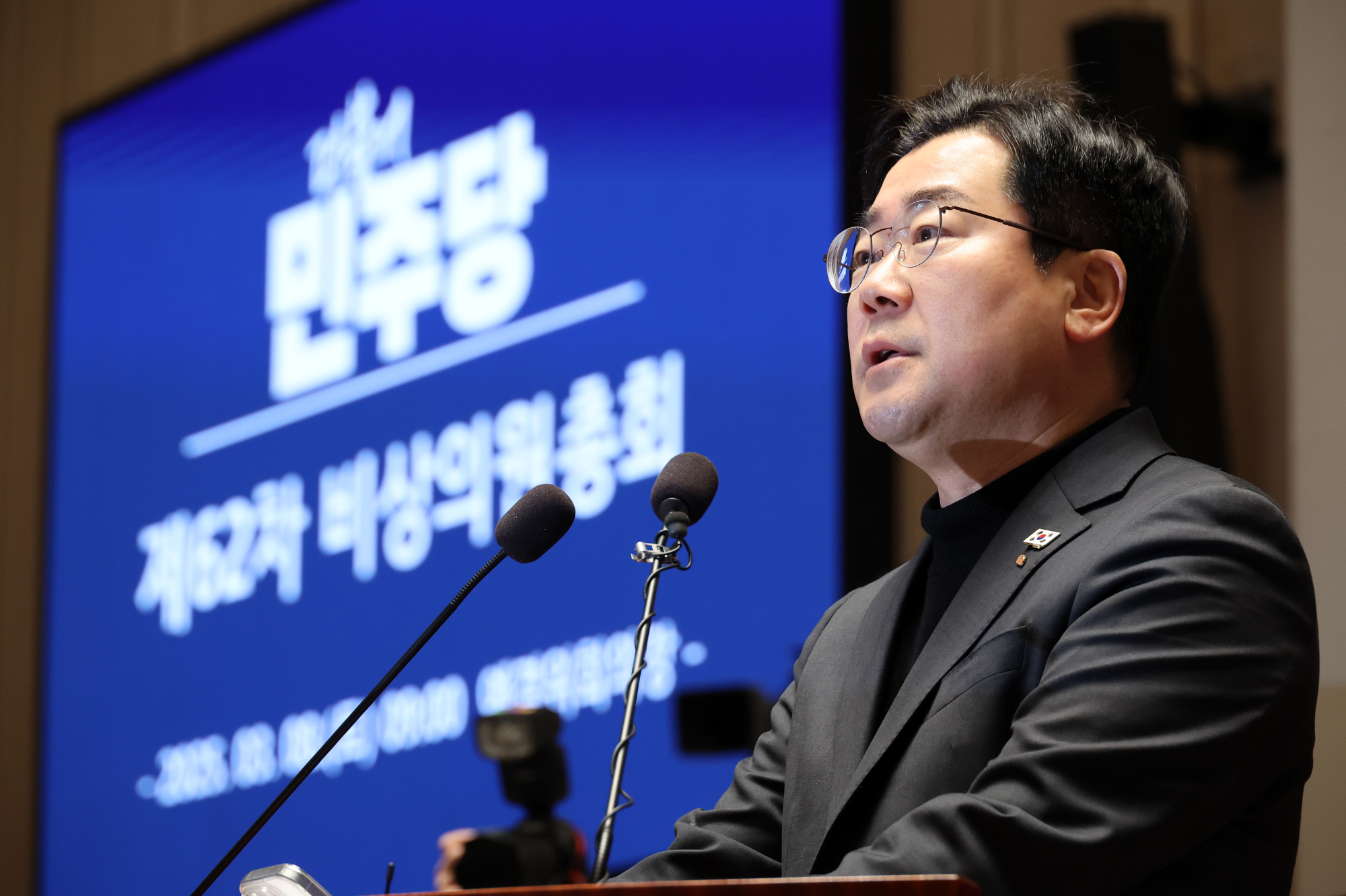 더불어민주당 박찬대 원내대표가 8일 서울 여의도 국회에서 열린 비상 의원총회에서 발언하고 있다. 사진=연합뉴스