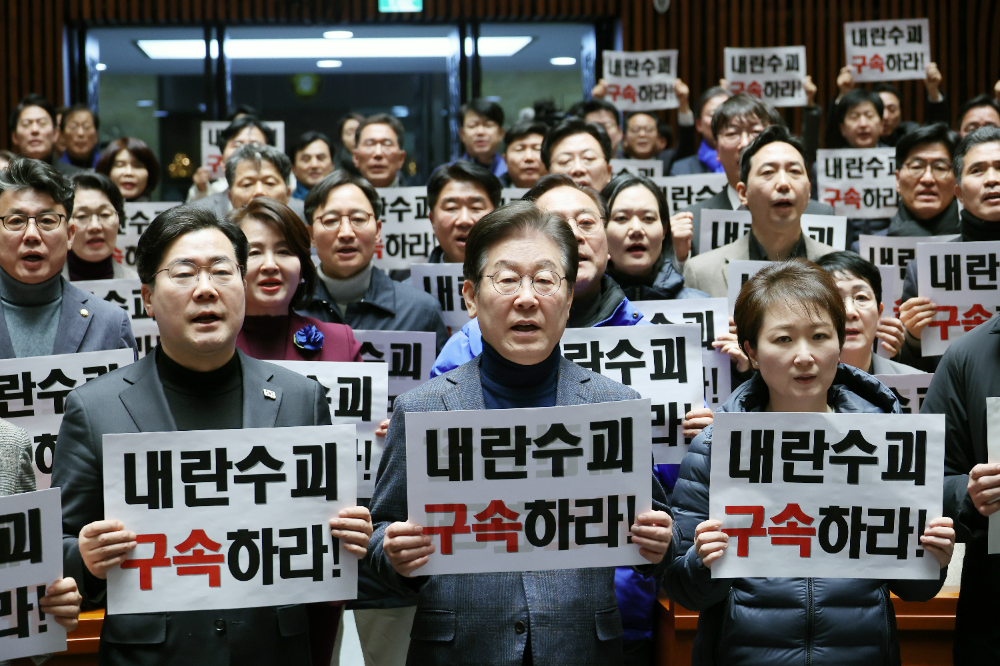 검찰 규탄 피켓팅하는 더불어민주당.(사진=연합뉴스)