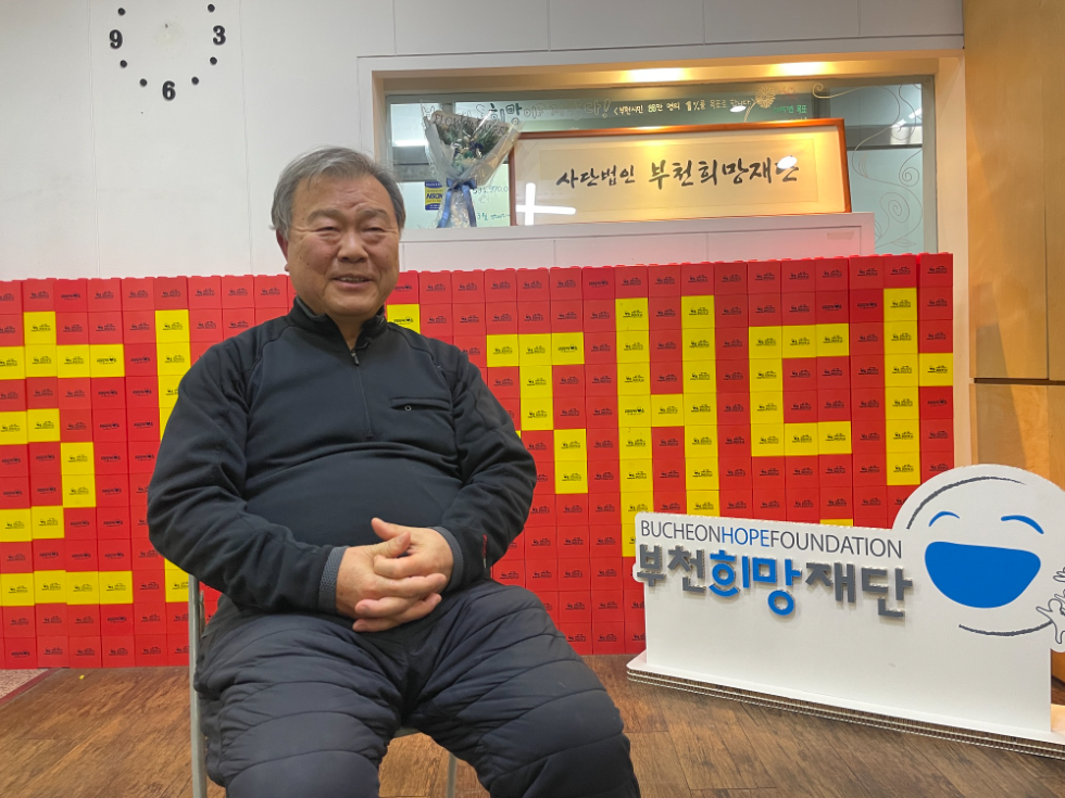 '우리 동네 영웅' 첫 주인공인 부천희망재단 정인조 명예이사장이 인터뷰를 하는 모습. 사진=LG헬로비전