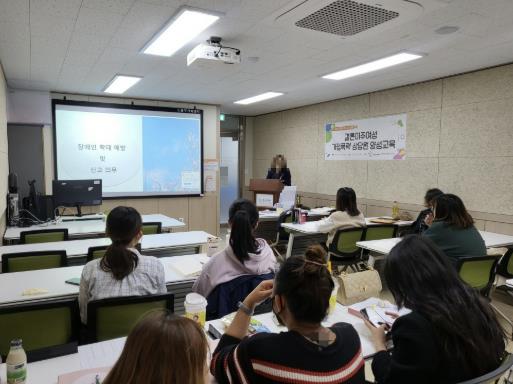 결혼이주여성이 다문화상담사 양성과정 교육을 듣고 있다.
