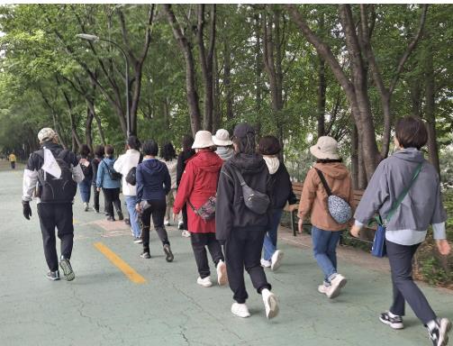 신체 활동 프로그램 운영하는 모습