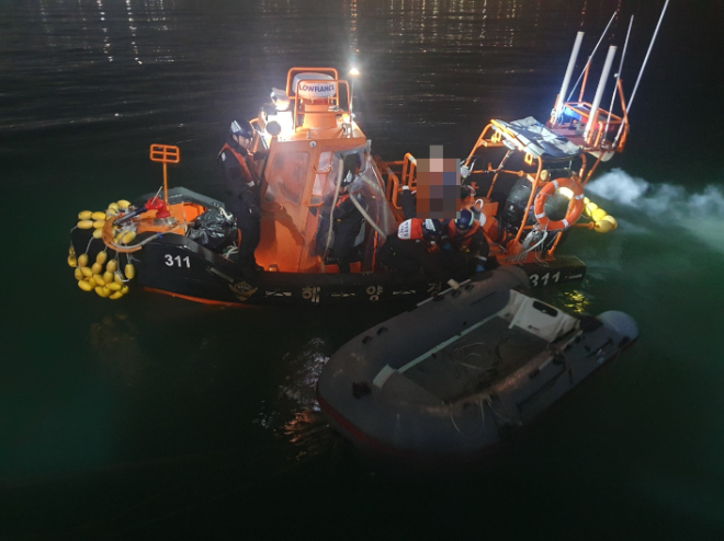 밀입국 시도에 사용된 고무보트 확인하는 해경.(사진=인천해양경찰서)