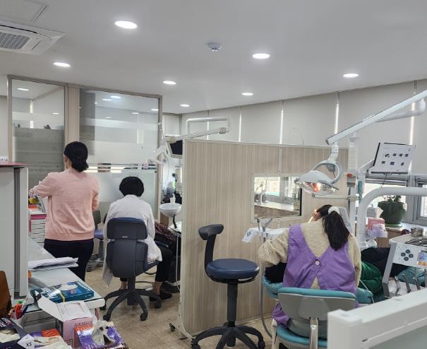 협력 치과에서 장애인 대상 무료 구강진료를 하고 있다.