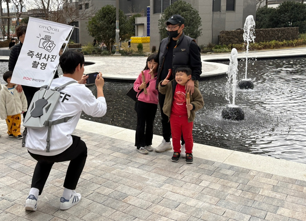 지난해 아이파크 입주민들이 사전점검행사에서 아이들과 함께 즉석 사진을 촬영하고 있는 모습.(사진=HDC현대산업개발)