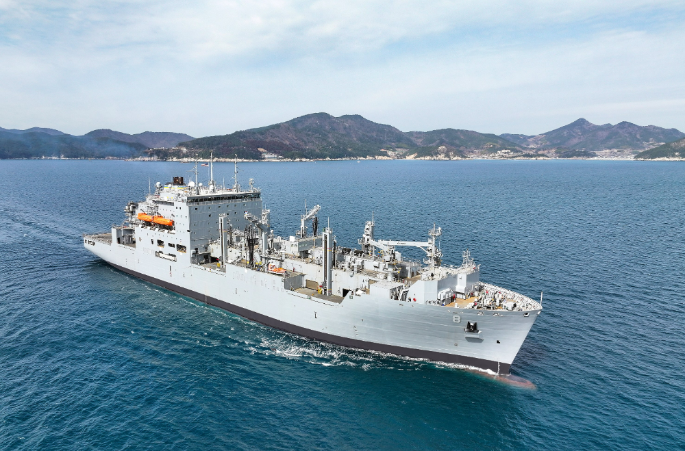 미국 해군 군수지원함인 ‘월리 쉬라’호가 함정 정비를 성공적으로 마치고 출항하고 있다.(사진=한화오션)