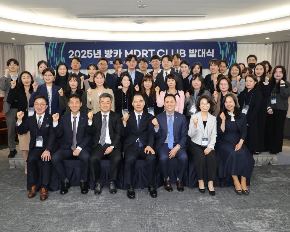 신학기 은행장(앞줄 가운데)을 비롯한 행사 참석자들이 기념촬영을 하는 모습. 사진=Sh수협은행