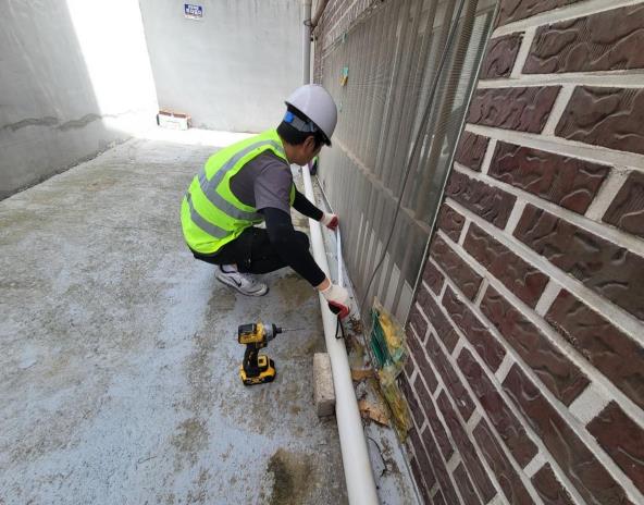 강북구에서 침수 피해 예방을 위해 지하주택에 침수방지시설을 설치하고 있다.