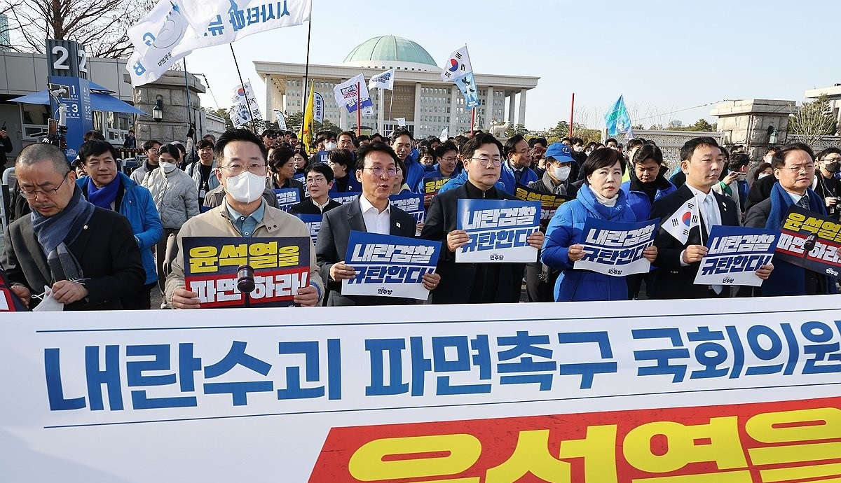 윤석열 대통령 파면 촉구 도보행진 출발하는 민주당 의원들(사진=연합뉴스)
