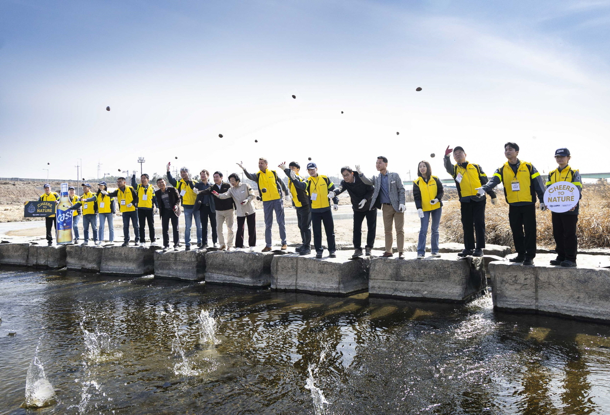 오비맥주, ‘세계 물의 날’ 기념 하천 정화 활동 진행