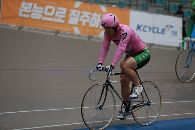 장보규는 2018년 역대 2번째 400승, 최초 선행 300승에 성공한 한국 경륜의 살아있는 전설이다. 400승 달성 당시 사진.(사진=국민체육진흥공단)