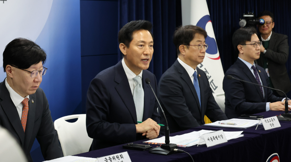 세훈 서울시장이 19일 서울 종로구 정부서울청사에서 열린 주택시장 안정화 방안 발표에서 기자의 질문에 답하고 있다.(사진=연합뉴스)