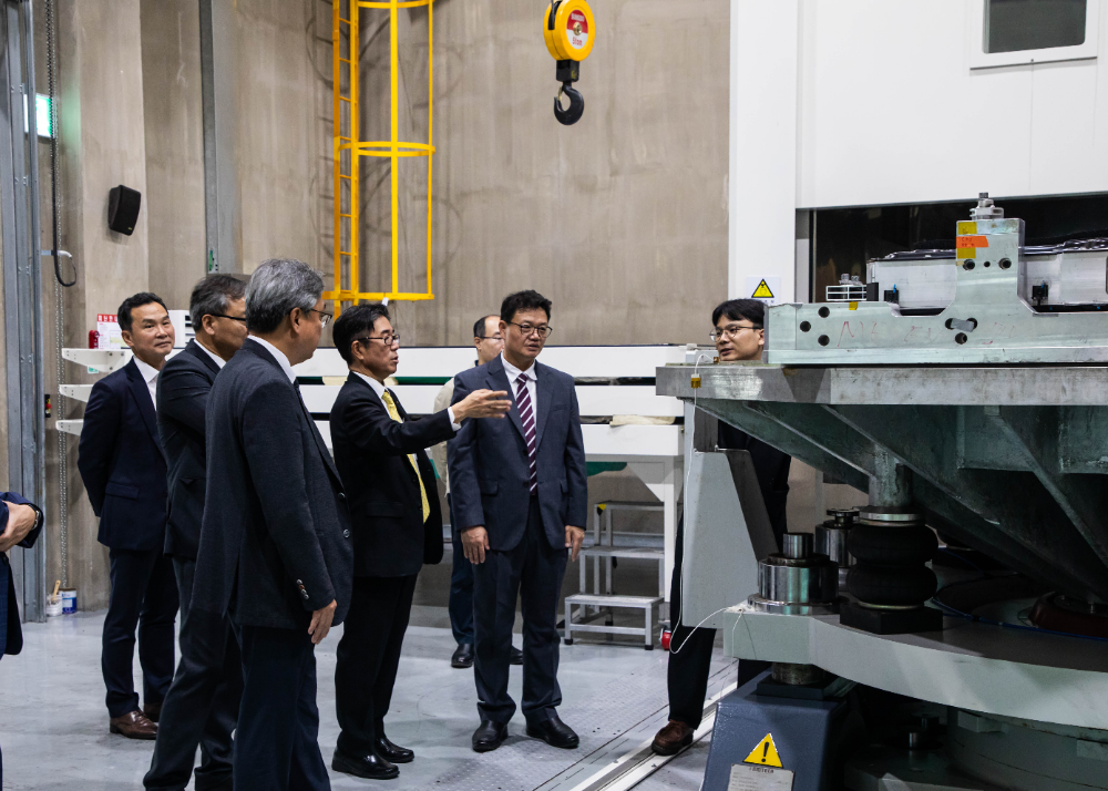 TS 정용식 이사장(좌측부터 4번째)이 2024년 10월 15일 열린 배터리인증제 시범사업 시연회를 참관하고 있다.(사진=TS)