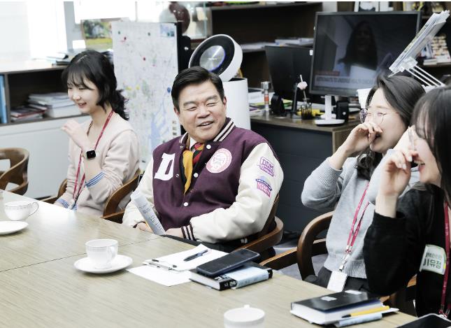 이필형 동대문구청장과 두드리머 3기 직원들이 독서 토론을 하고 있다.