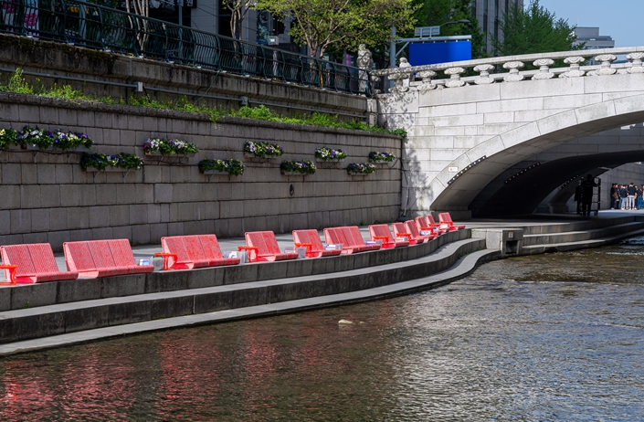 폼폼체어, 2025년