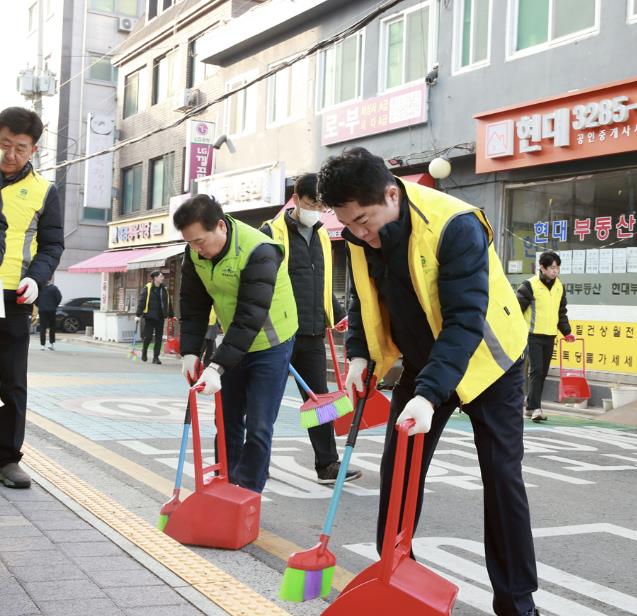 주민들과 보라매동을 대청소하는 박준희 관악구청장