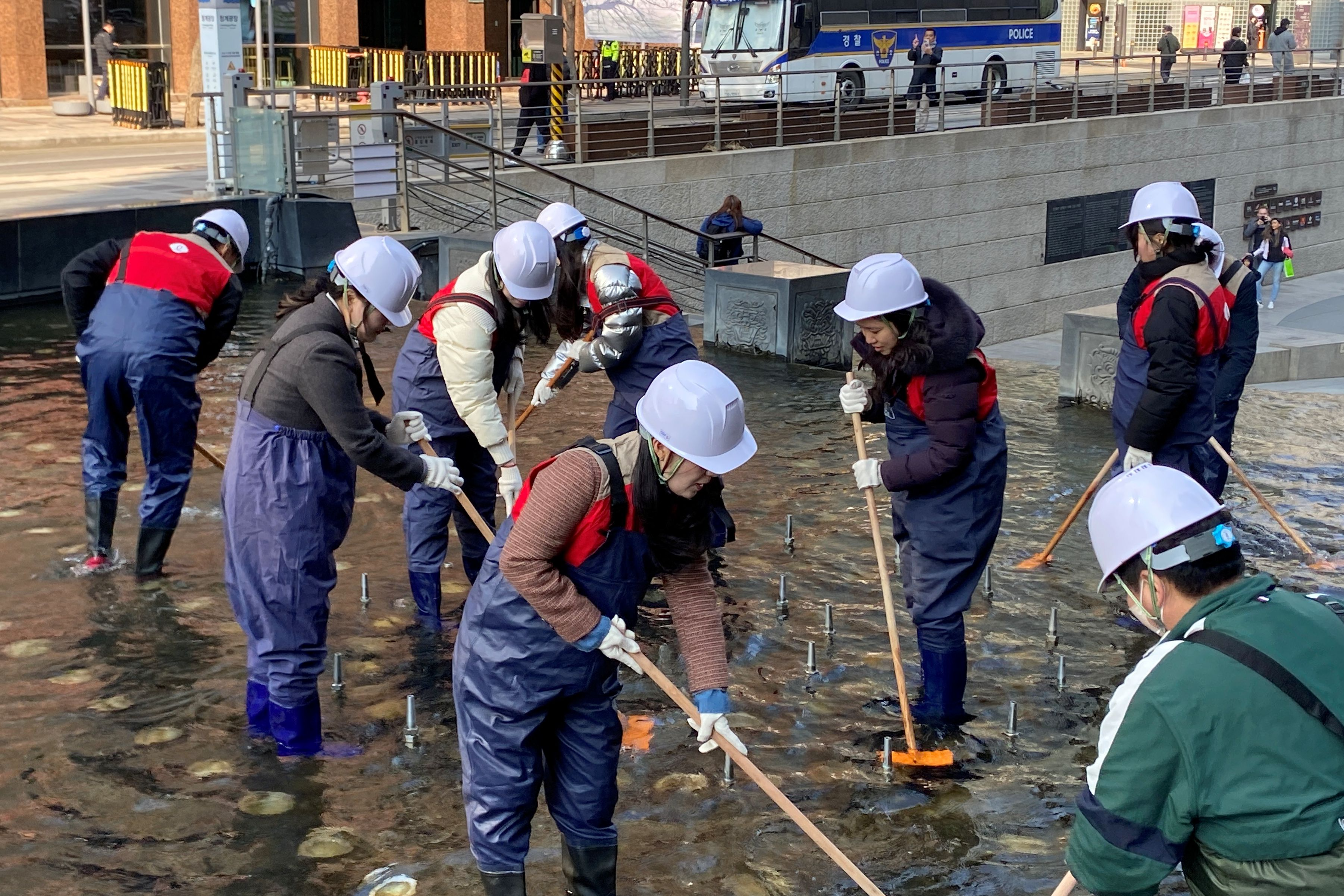 롯데마트와 슈퍼, 청계천 정화 활동 진행