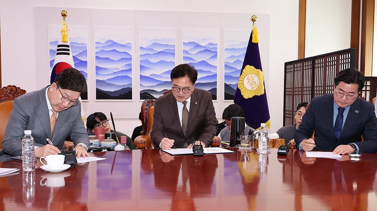 18년 만의 연금개혁 합의문에 서명하는 여야 원내대표, 국회의장(사진=연합뉴스)