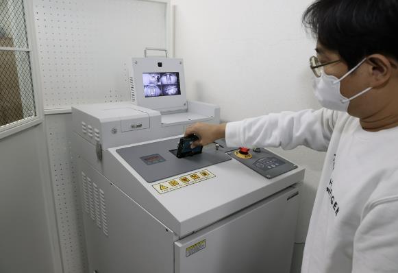 도봉구 주민이 디지털 저장매체 파기 서비스를 이용하고 있다.