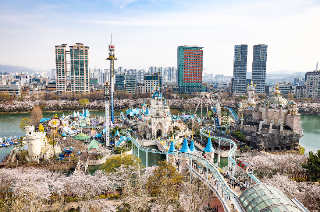 "롯데월드 어드벤처·서울스카이서 석촌호수 벚꽃 이색적으로 즐기자"