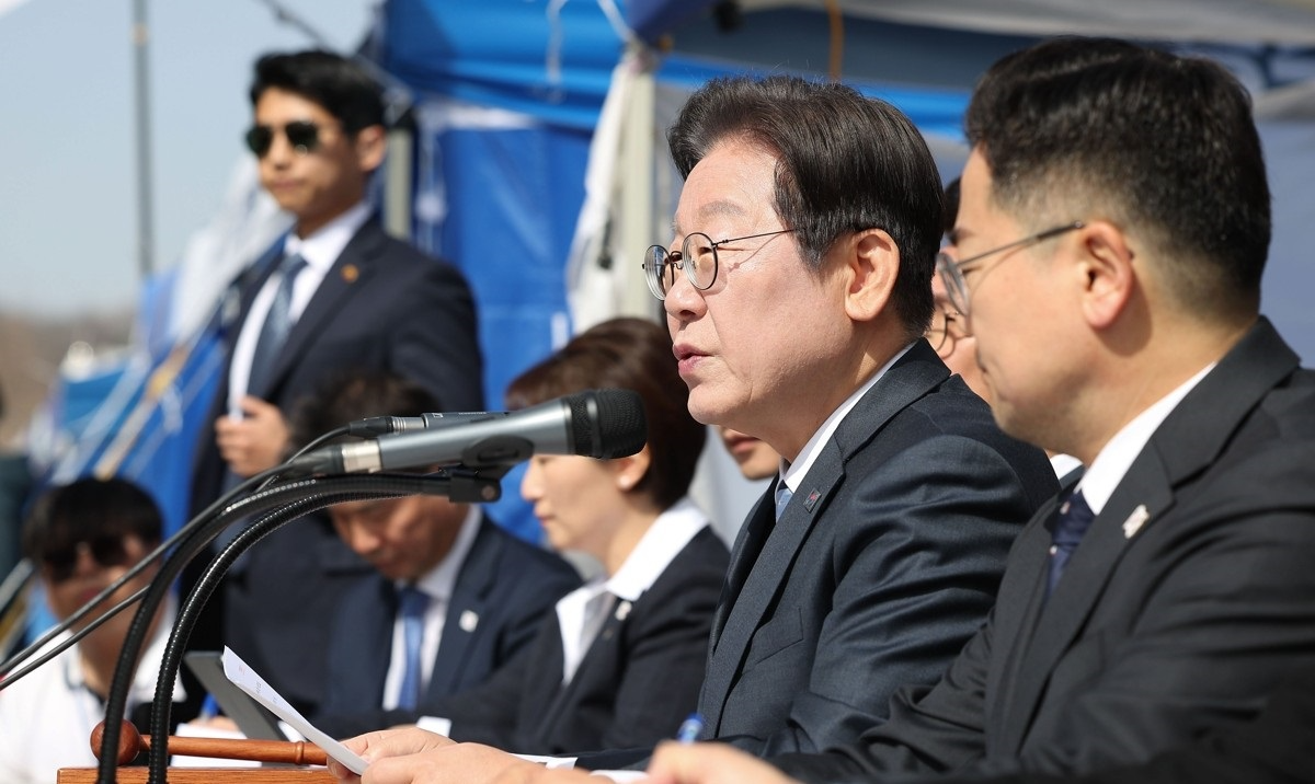 광화문에서 열린 민주당 최고위원회의(사진=연합뉴스)