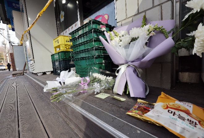 '시흥 흉기사건' 편의점 앞에 놓인 꽃다발.(사진=연합뉴스)