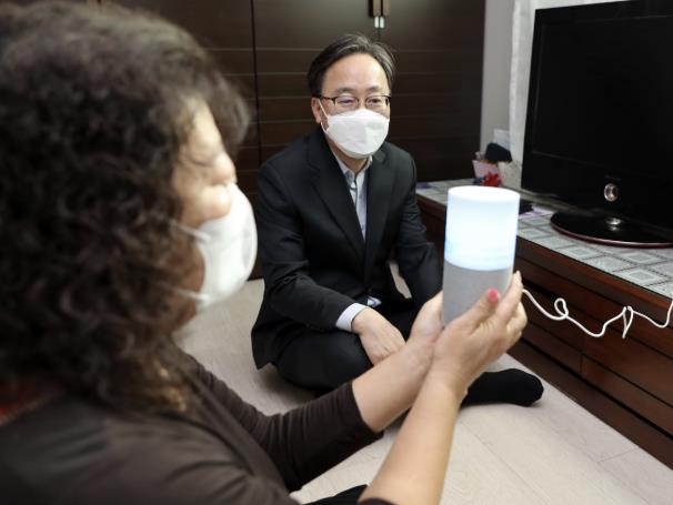 유성훈 금천구청장이 중장년 1인 가구에 인공지능(AI) 스피커를 전달하고, 안부를 확인하고 있다