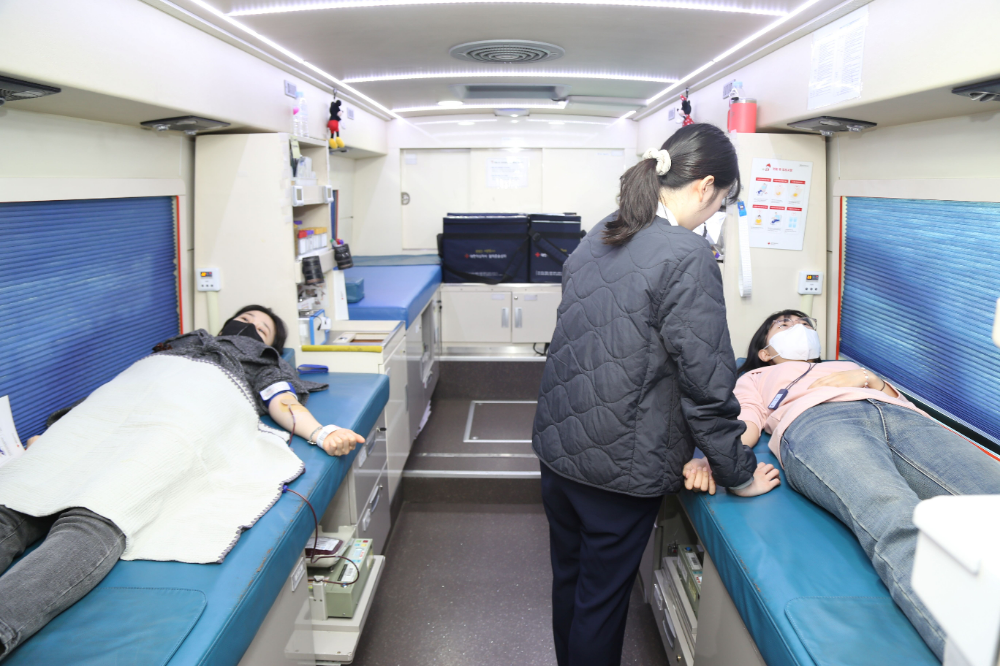 DL그룹 직원이 26일 서울 종로구 돈의문 디타워 본사에 배치된 헌혈 버스에서 헌혈을 하고 있다.(사진=DL그룹)