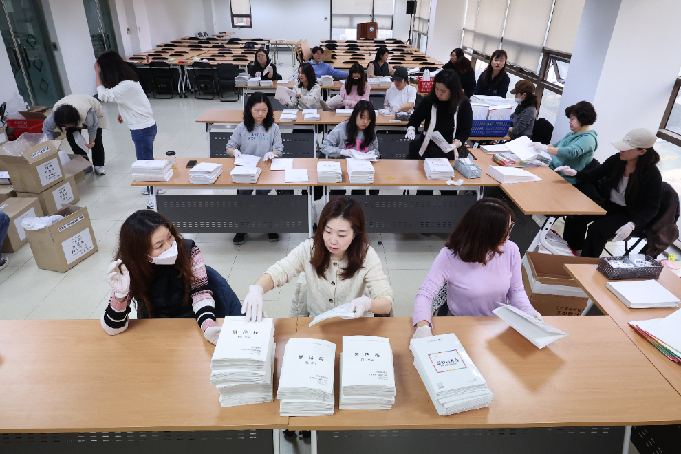 구로구청장 재보궐선거 선거공보 발송 작업이 이뤄지고 있는 모습.(사진=연합뉴스)