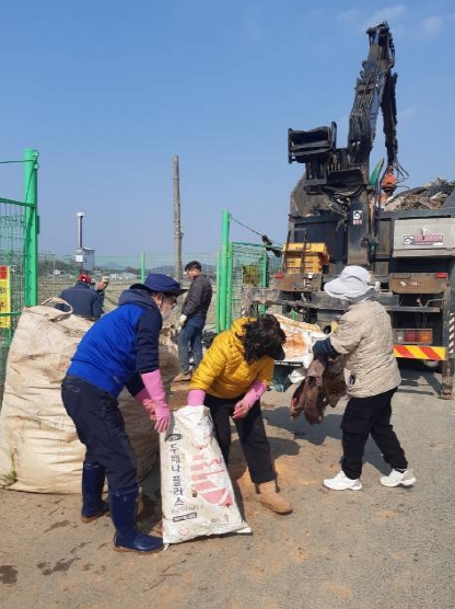 쓰레기 정화 활동 모습.