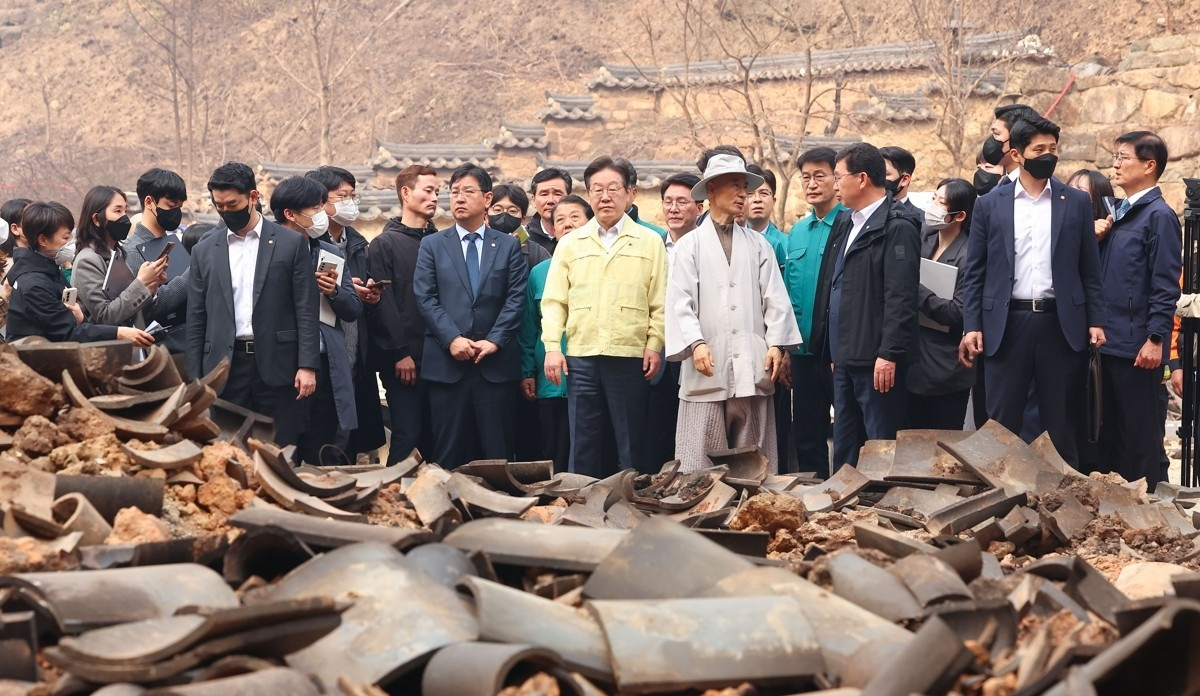 화마에 소실된 고운사 방문한 이재명 대표(사진=연합뉴스)