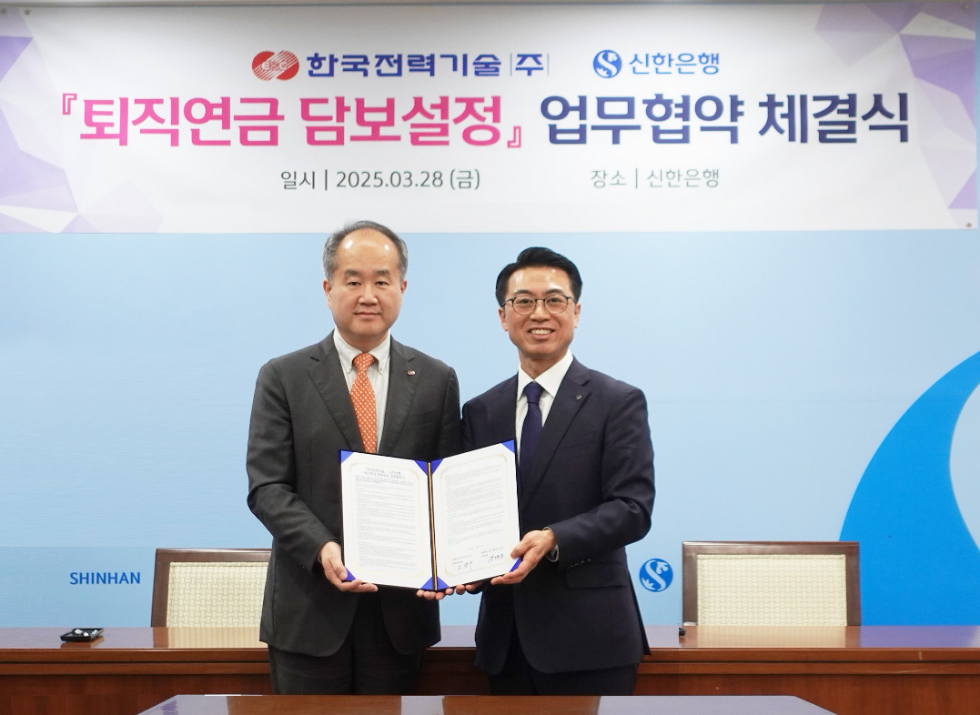 지난 28일 서울시 중구 소재 신한은행 본점에서 한국전력기술㈜와 임직원 복지 지원을 위한 ‘퇴직연금 담보설정’ 업무협약을 체결하고 강대오 신한은행 자산관리솔루션그룹장(오른쪽) 및 조진구 한국전력기술㈜ 경영관리본부장이 기념 촬영하는 모습. 사진=신한은행