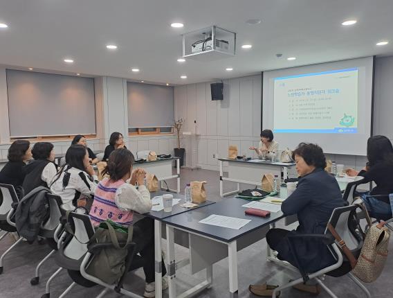 2024년 강북구에서 양성한 ‘느린학습자 동행지원가’가 아동심리 전문가와 함께 느린학습자 및 정서위기 학생 코칭을 주제로 워크숍을 하고 있는 모습