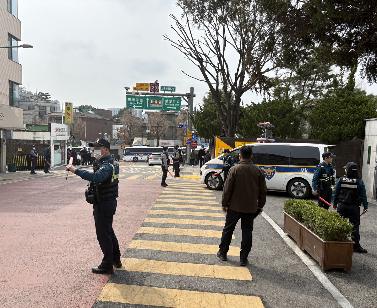 서울 재동초등학교 하교 시간 집중 순찰 중인 경찰(사진=연합뉴스)